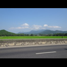 Zwischen der Straße und dem Meer liegen Berge